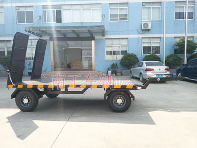 3噸帶爬梯工業(yè)牽引平板拖車4I.jpg